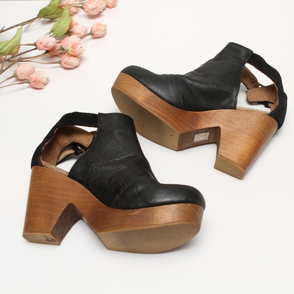 amber orchard clog black